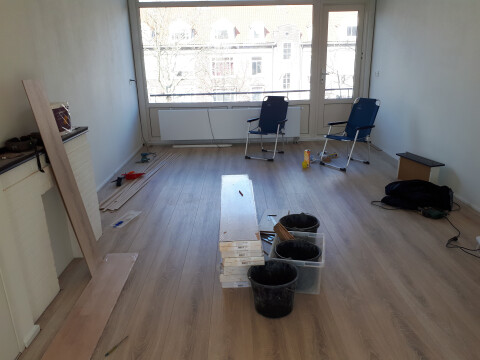 Woonkamer met schouw. Renovatie is klaar....